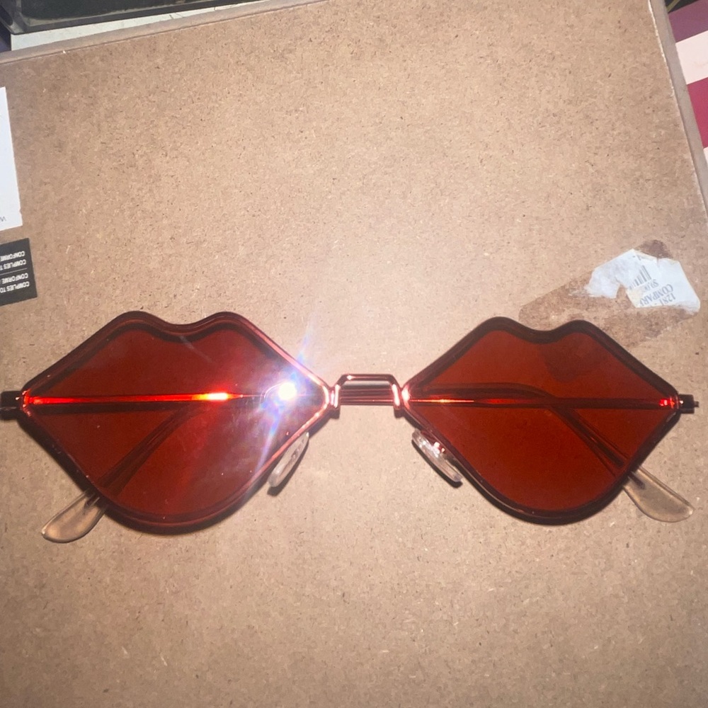 Red lenses Lip shaped sunglasses